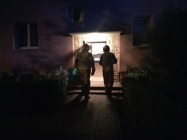 Po pijanemu postanowił ugotować jajka. Przyjechali strażacy, ratownicy medyczni i policjanci (zdjęcia)