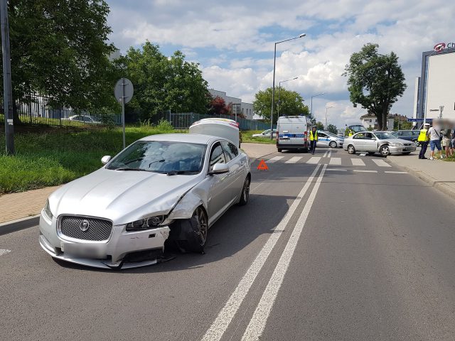 Zderzenie hondy z jaguarem. Przez godzinę ulica była całkowicie zablokowana (zdjęcia)