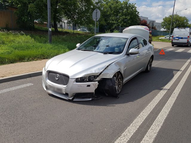 Zderzenie hondy z jaguarem. Przez godzinę ulica była całkowicie zablokowana (zdjęcia)