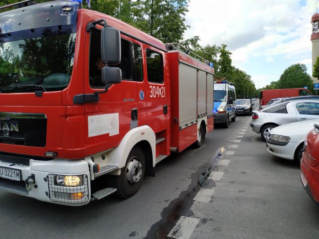 Zderzenie dwóch opli w Lublinie. 79-latek trafił do szpitala (zdjęcia)