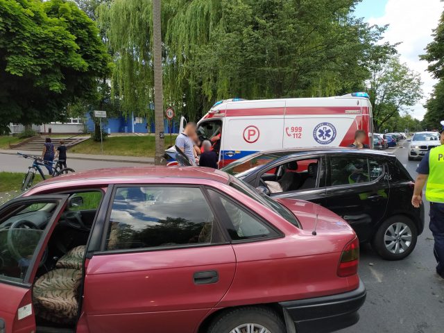 Zderzenie dwóch opli w Lublinie. 79-latek trafił do szpitala (zdjęcia)