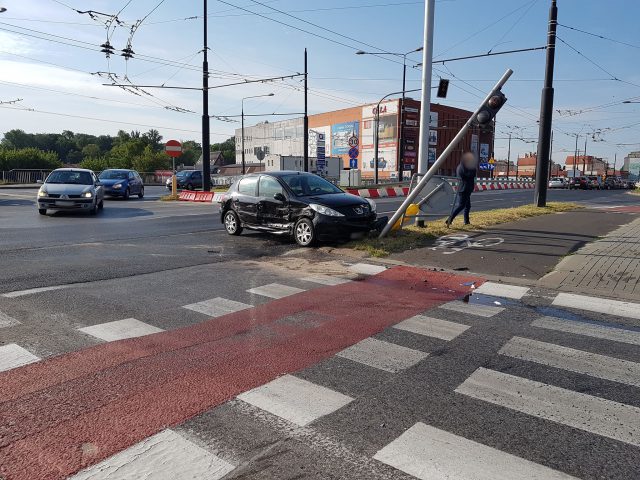 Zderzenie dwóch aut na skrzyżowaniu. Duże utrudnienia w ruchu na al. Unii Lubelskiej (zdjęcia)