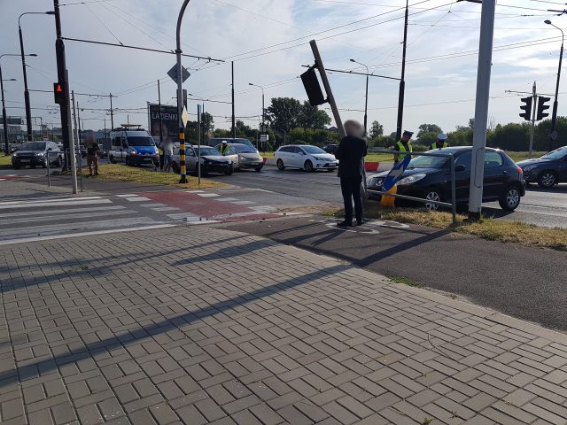 Zderzenie dwóch aut na skrzyżowaniu. Duże utrudnienia w ruchu na al. Unii Lubelskiej (zdjęcia)