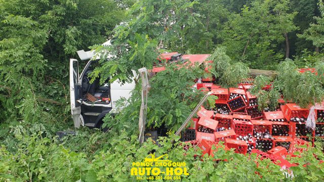 Ciężarówka wpadła do rowu i uderzyła w drzewo. Na miejscu pracują służby ratunkowe (zdjęcia)