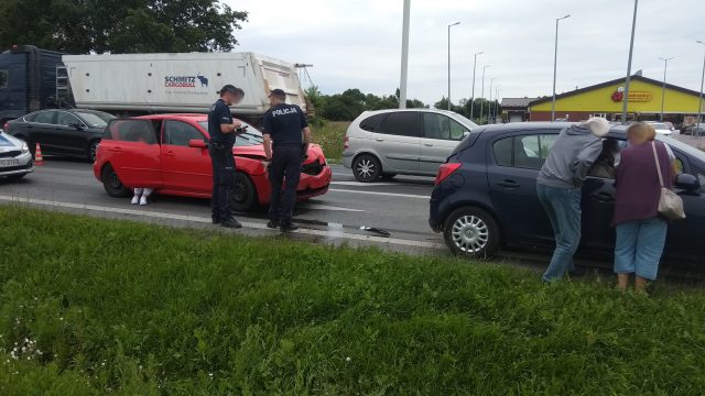 Duże utrudnienia w ruchu po zderzeniu dwóch pojazdów na trasie Lubartów – Lublin (zdjęcia)