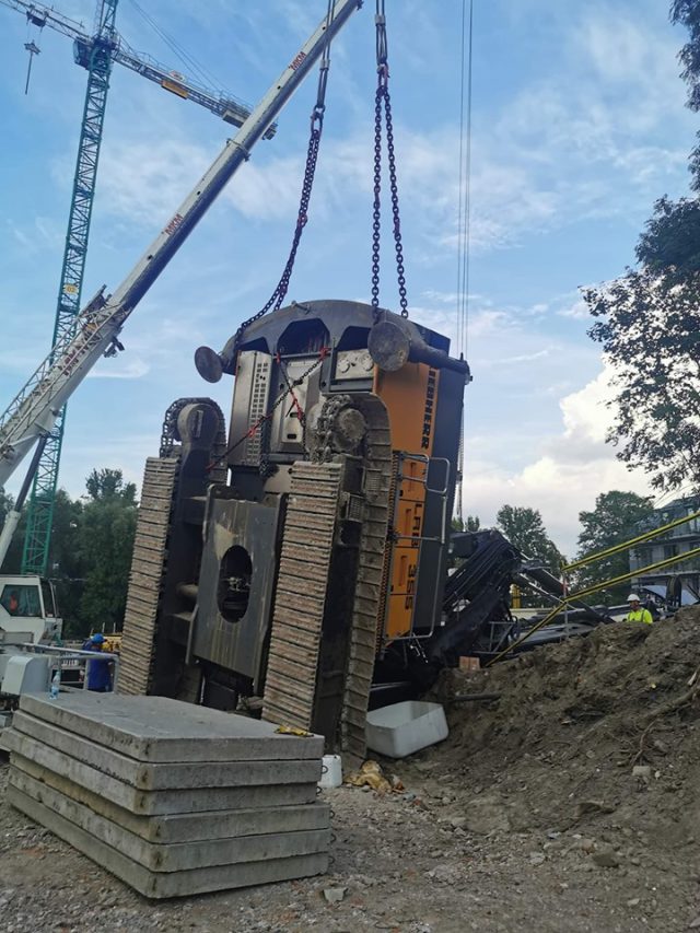 Trwa akcja stawiania przewróconej palownicy na budowie szpitala w Lublinie (zdjęcia)