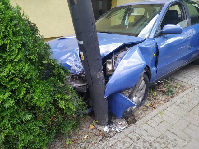 Audi uderzyło w słup, kierująca oddaliła się z miejsca zdarzenia (zdjęcia)