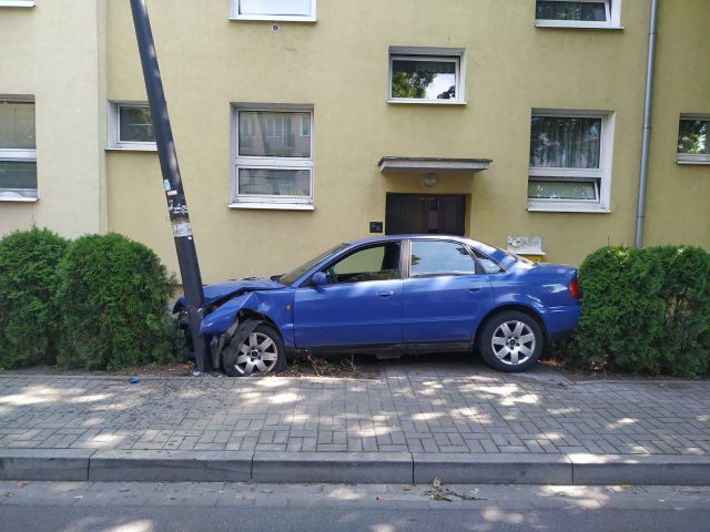 Audi uderzyło w słup, kierująca oddaliła się z miejsca zdarzenia (zdjęcia)