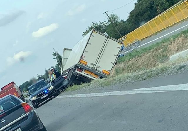 Na drodze krajowej nr 12 pojazd ciężarowy wpadł do rowu (zdjęcia)
