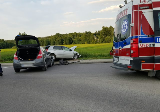 Wypadek na trasie Strzyżewice – Zakrzówek. Jedna osoba trafiła do szpitala (zdjęcia)
