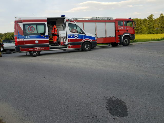 Wypadek na trasie Strzyżewice – Zakrzówek. Jedna osoba trafiła do szpitala (zdjęcia)