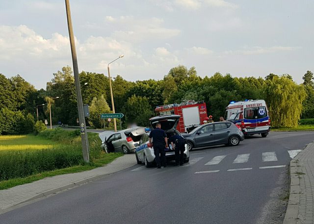 Wypadek na trasie Strzyżewice – Zakrzówek. Jedna osoba trafiła do szpitala (zdjęcia)