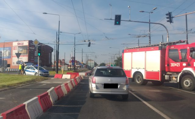 Zderzenie dwóch aut na skrzyżowaniu. Duże utrudnienia w ruchu na al. Unii Lubelskiej (zdjęcia)