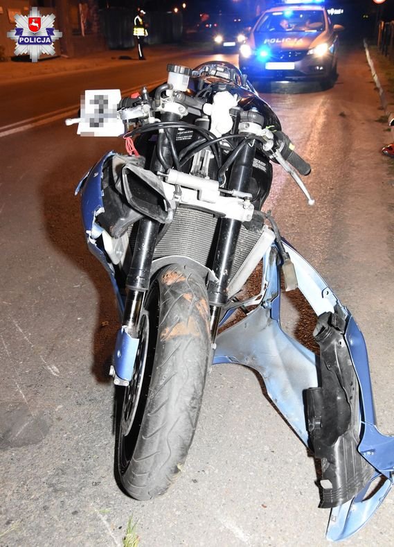 Uderzył motocyklem w metalową barierę, mężczyzna trafił do szpitala (zdjęcia)
