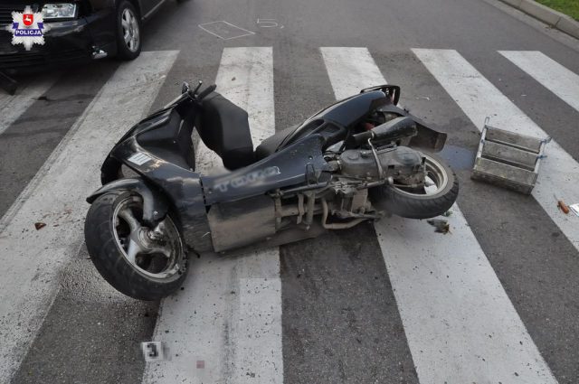 Pijany kierowca skutera zjechał na przeciwległy pas i doprowadził do zderzenia z audi (zdjęcia)