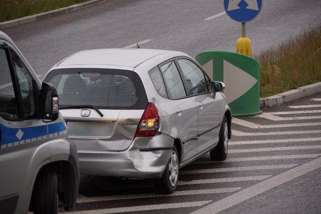 Zderzenie dwóch pojazdów osobowych na ul. Diamentowej (zdjęcia)