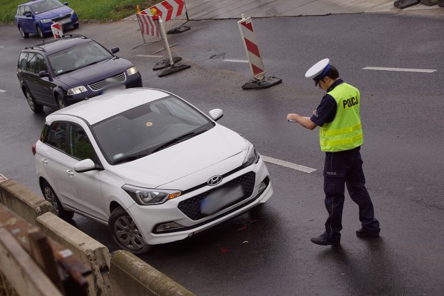 Zderzenie dwóch pojazdów osobowych na ul. Diamentowej (zdjęcia)