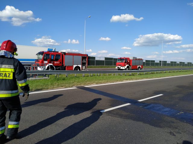 Opel uderzył w bariery. Utrudnienia w ruchu na trasie Lublin-Warszawa (zdjęcia) AKTUALIZACJA