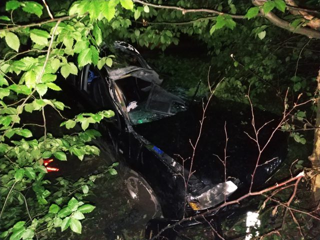 Rozpędzone audi uderzyło w kilka drzew. Dwóch młodych mężczyzn zostało rannych (zdjęcia)