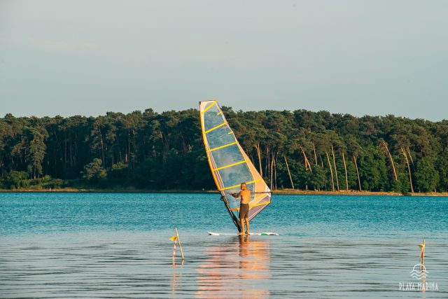 Smaczna hiszpańska kuchnia, windsurfing, imprezy sportowe i tysiąc ton piasku. To wszystko w Playa Marina nad Zalewem Zemborzyckim (zdjęcia)