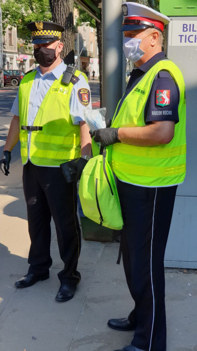 MPK Lublin i Straż Miejska rozdają maseczki pasażerom komunikacji miejskiej (zdjęcia)