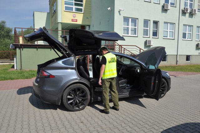 Tesla skradziona w Hiszpanii, odzyskana na granicy w Polsce (zdjęcia)