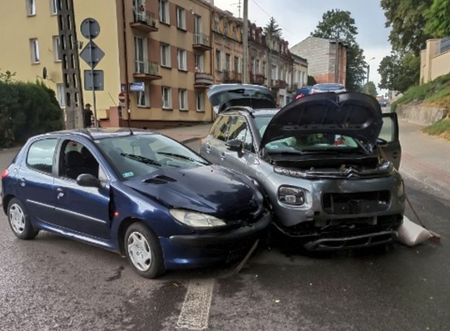 Zderzenie dwóch pojazdów osobowych w Kraśniku. Są utrudnienia w ruchu (zdjęcia)