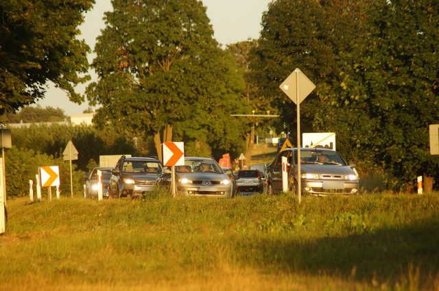 Zaczęły się powroty z weekendu. Korki, zwłaszcza na trasach znad jezior (zdjęcia)