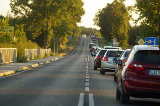 Zaczęły się powroty z weekendu. Korki, zwłaszcza na trasach znad jezior (zdjęcia)