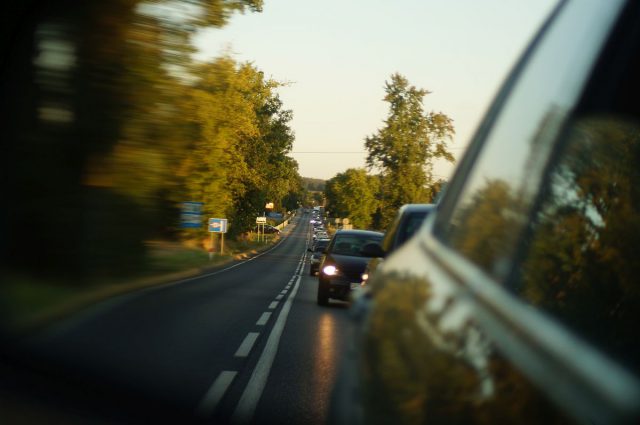 Zaczęły się powroty z weekendu. Korki, zwłaszcza na trasach znad jezior (zdjęcia)