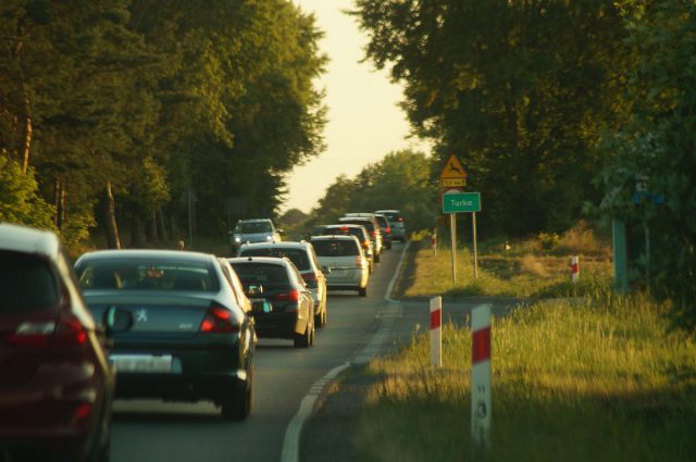 Zaczęły się powroty z weekendu. Korki, zwłaszcza na trasach znad jezior (zdjęcia)