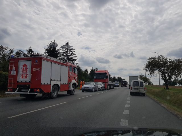 Zderzenie trzech aut w Niemcach. Wielokilometrowe korki na trasie Lublin – Lubartów (zdjęcia)