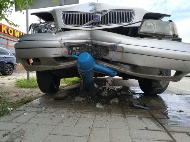 Volvo zjechało na chodnik i uderzyło w zdrój uliczny. Kierowca zerwał tablice rejestracyjne i uciekł pieszo (zdjęcia, wideo)