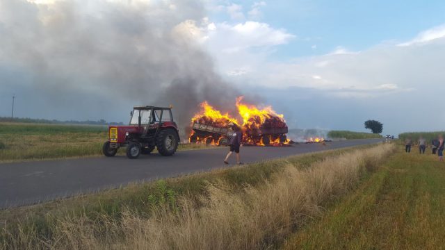 Przyczepy ze słomą stanęły w płomieniach. Kierowca zdołał uratować ciągnik (zdjęcia)