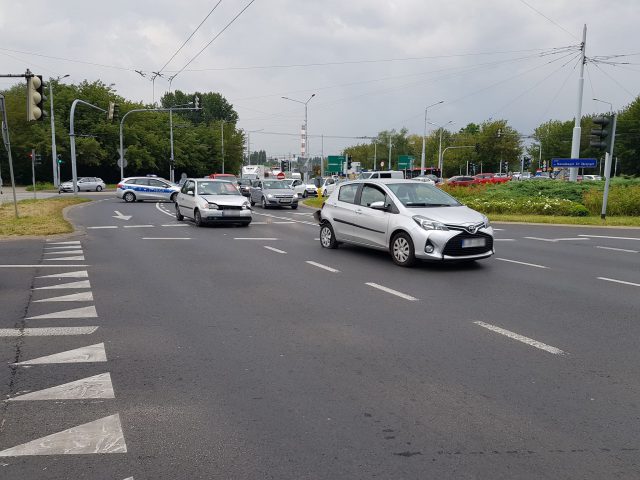 Zderzenie seata z toyotą na rondzie w Lublinie. Utworzył się spory korek (zdjęcia)