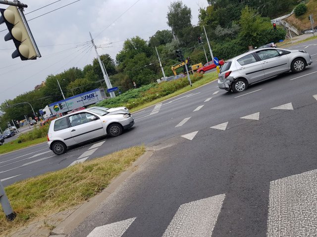 Zderzenie seata z toyotą na rondzie w Lublinie. Utworzył się spory korek (zdjęcia)