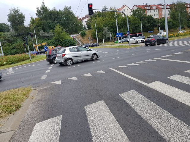 Zderzenie seata z toyotą na rondzie w Lublinie. Utworzył się spory korek (zdjęcia)