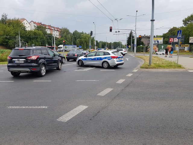 Zderzenie seata z toyotą na rondzie w Lublinie. Utworzył się spory korek (zdjęcia)