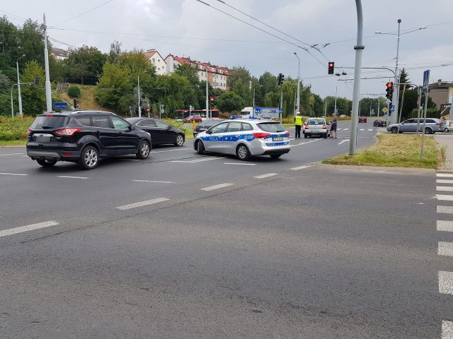 Zderzenie seata z toyotą na rondzie w Lublinie. Utworzył się spory korek (zdjęcia)