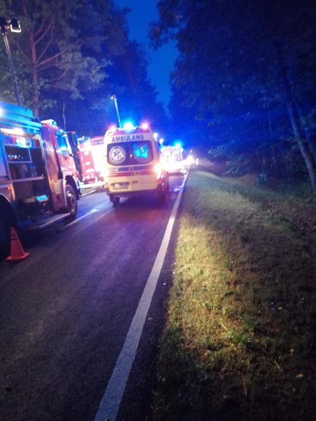 Audi zderzyło się z ciężarówką i dachowało. Zostawili ciężko ranną koleżankę i uciekli do lasu (zdjęcia)