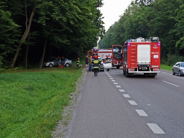 Zderzenie mercedesa z volkswagenem, jedno z aut uderzyło jeszcze w drzewo. Są utrudnienia w ruchu (zdjęcia)