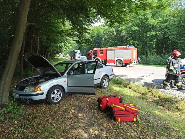 Zderzenie mercedesa z volkswagenem, jedno z aut uderzyło jeszcze w drzewo. Są utrudnienia w ruchu (zdjęcia)
