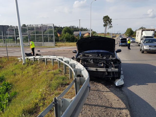 Dachowanie audi na węźle przy drodze ekspresowej. Pięć osób trafiło do szpitala (zdjęcia)