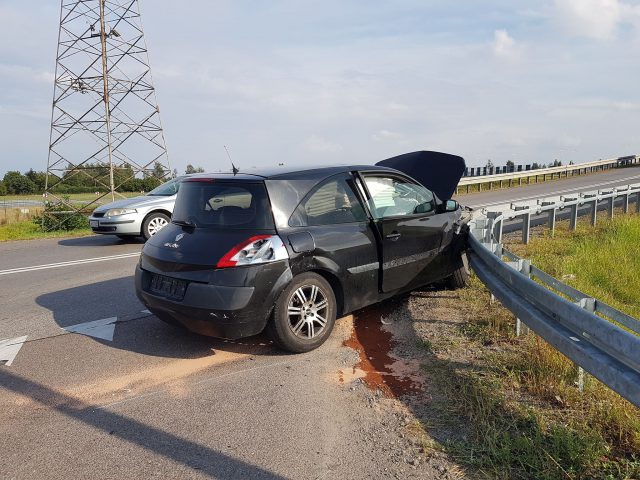 Dachowanie audi na węźle przy drodze ekspresowej. Pięć osób trafiło do szpitala (zdjęcia)