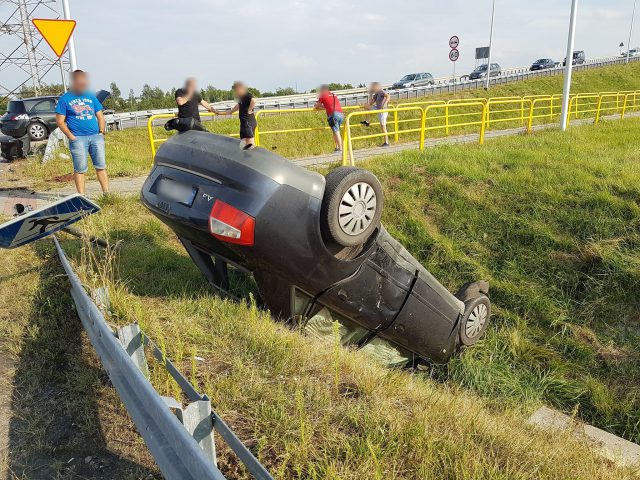 Dachowanie audi na węźle przy drodze ekspresowej. Pięć osób trafiło do szpitala (zdjęcia)