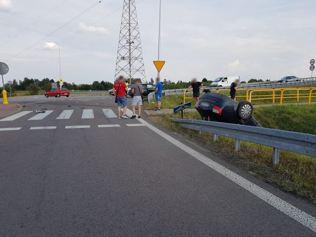 Dachowanie audi na węźle przy drodze ekspresowej. Pięć osób trafiło do szpitala (zdjęcia)