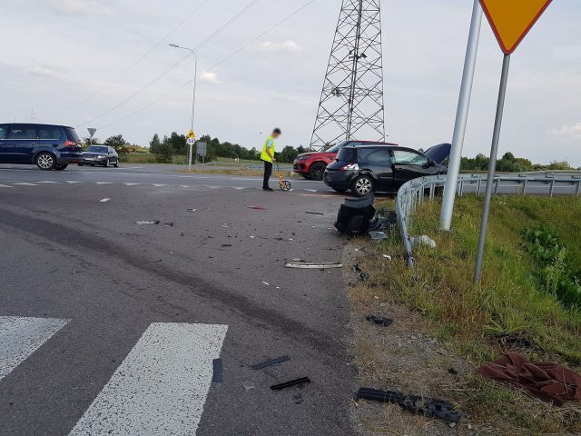 Dachowanie audi na węźle przy drodze ekspresowej. Pięć osób trafiło do szpitala (zdjęcia)