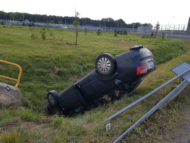 Dachowanie audi na węźle przy drodze ekspresowej. Pięć osób trafiło do szpitala (zdjęcia)