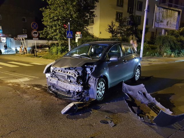 Wjechała na skrzyżowanie na czerwonym świetle. Doprowadziła do zderzenia dwóch toyot (zdjęcia)