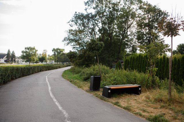 Przy ścieżce rowerowej ustawiono ławki solarne i inteligentne kosze na śmieci (zdjęcia)